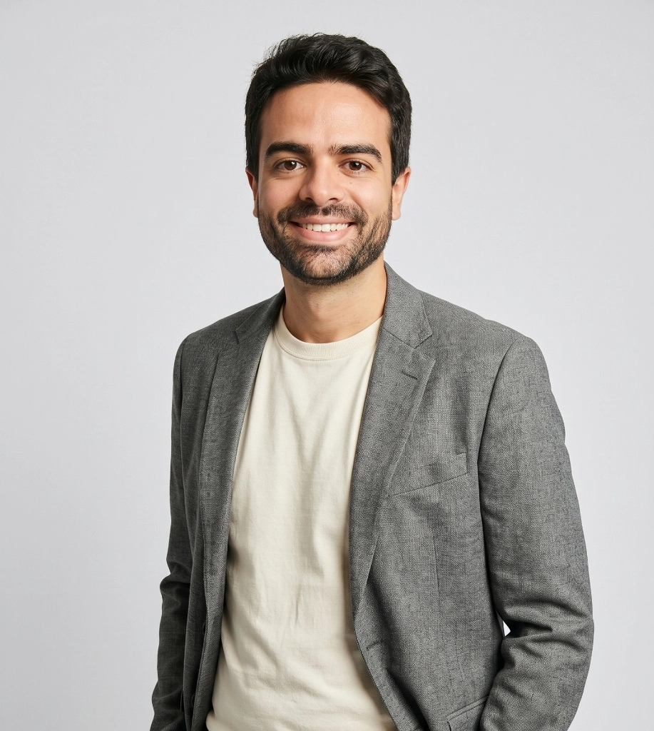 Francisco Moreira — Psicólogo Clínico com paletó cinza